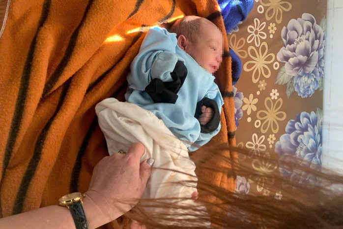 Phát hiện bé sơ sinh bị bỏ rơi trong rẫy cà phê - Ảnh 1.