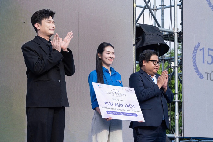 Tr&iacute;ch tiền thưởng, nữ sinh mua xe m&aacute;y điện tặng bạn b&egrave; c&oacute; ho&agrave;n cảnh kh&oacute; khăn ở trường - Ảnh 3.