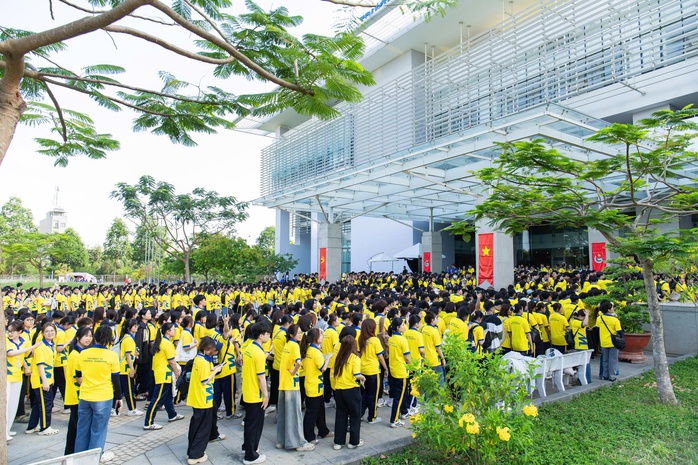 Tr&iacute;ch tiền thưởng, nữ sinh mua xe m&aacute;y điện tặng bạn b&egrave; c&oacute; ho&agrave;n cảnh kh&oacute; khăn ở trường - Ảnh 2.