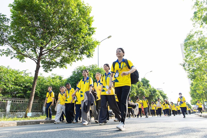 Tr&iacute;ch tiền thưởng, nữ sinh mua xe m&aacute;y điện tặng bạn b&egrave; c&oacute; ho&agrave;n cảnh kh&oacute; khăn ở trường - Ảnh 1.