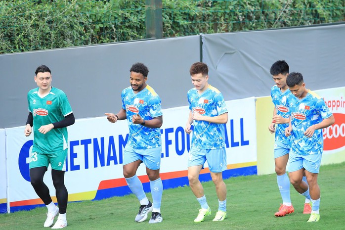 Xu&acirc;n Son trở lại tập luyện, Việt Cường sẵn s&agrave;ng cạnh tranh với đ&agrave;n anh nhập tịch - Ảnh 2.