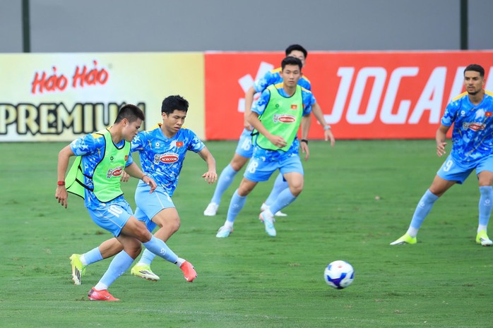 Xu&acirc;n Son trở lại tập luyện, Việt Cường sẵn s&agrave;ng cạnh tranh với đ&agrave;n anh nhập tịch - Ảnh 1.