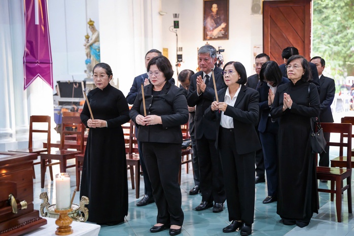 Lãnh đạo TPHCM viếng Đức Hồng y Gioan Baotixita Phạm Minh Mẫn - Ảnh 1.