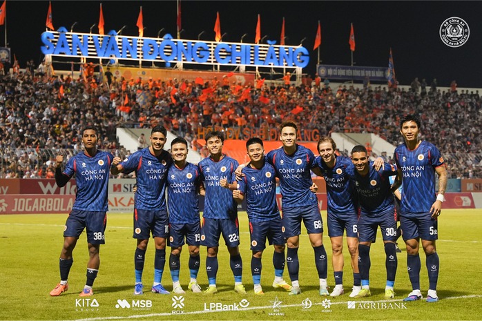 Cựu HLV tuyển Th&aacute;i Lan tiếp tục ch&ecirc; bai nghiệp vụ trọng t&agrave;i V-League - Ảnh 1.