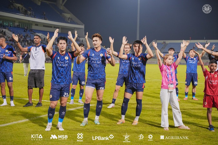 Cựu HLV tuyển Th&aacute;i Lan tiếp tục ch&ecirc; bai nghiệp vụ trọng t&agrave;i V-League - Ảnh 2.