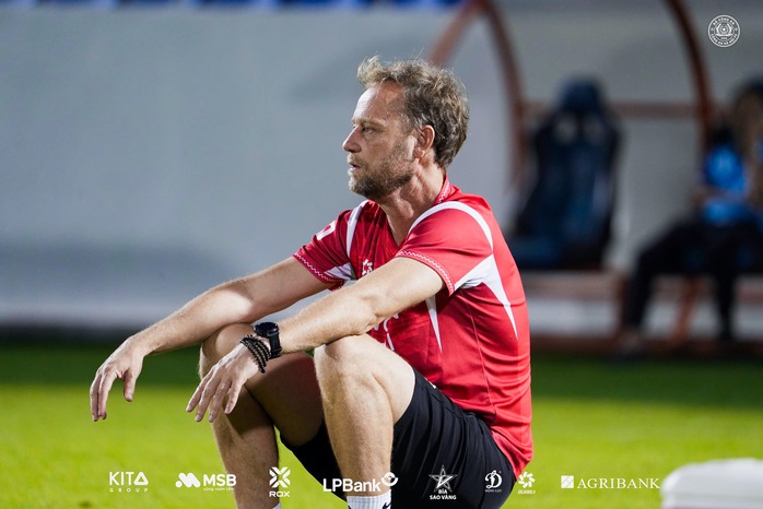 Cựu HLV tuyển Th&aacute;i Lan tiếp tục ch&ecirc; bai nghiệp vụ trọng t&agrave;i V-League - Ảnh 3.