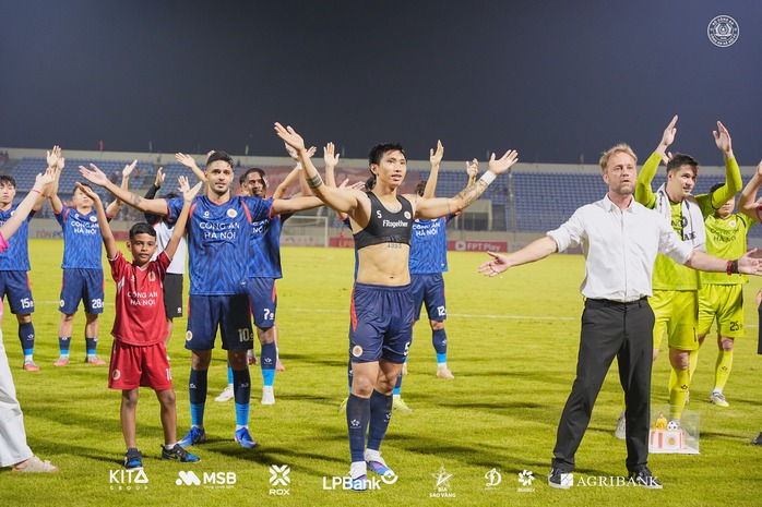 Cựu HLV tuyển Th&aacute;i Lan tiếp tục ch&ecirc; bai nghiệp vụ trọng t&agrave;i V-League - Ảnh 4.