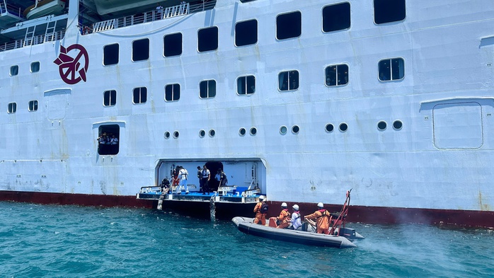 Khẩn cấp ứng cứu 2 du khách Nhật Bản trên tàu du lịch - Ảnh 1.