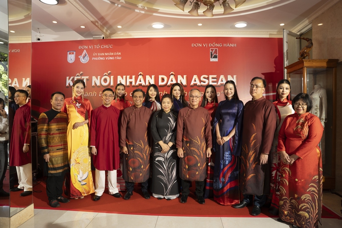 Việt Hùng cùng dàn người đẹp đưa văn hóa Việt ra thế giới - Ảnh 1.