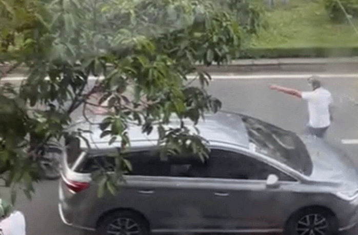 Công an TPHCM khởi tố 2 người đi xe máy dí tài xế ô tô - Ảnh 1.