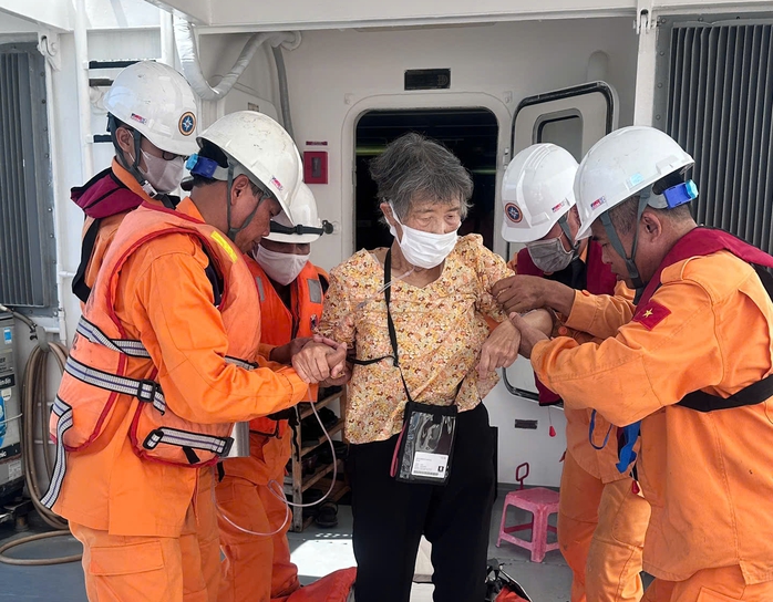 Khẩn cấp ứng cứu 2 du khách Nhật Bản trên tàu du lịch - Ảnh 2.