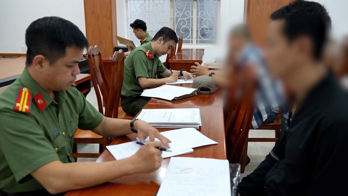 Công an TPHCM tiếp nhận công dân bị Mỹ trục xuất - Ảnh 2.