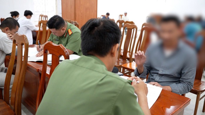 Công an TPHCM tiếp nhận công dân bị Mỹ trục xuất - Ảnh 3.