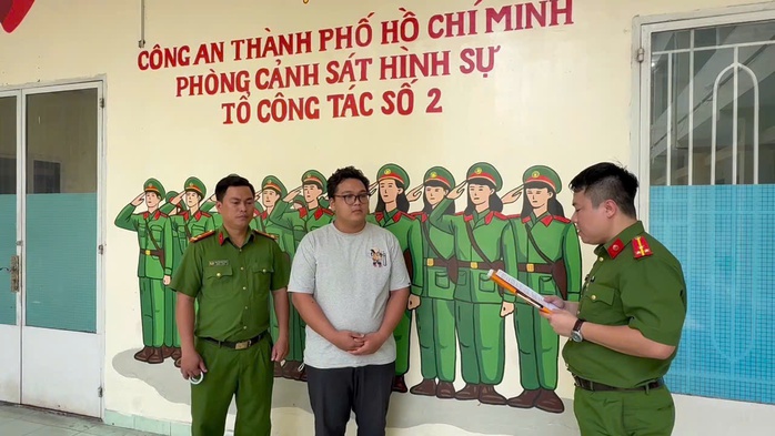 Công an TPHCM bắt khẩn cấp 2 thanh niên lừa đảo cực kỳ tinh vi - Ảnh 2.