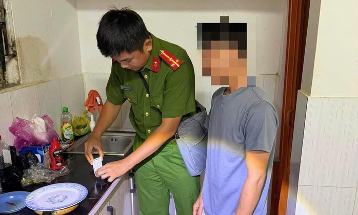 Kiểm tra ma túy tại khu trọ Lái Thiêu phát hiện 2 trường hợp dương tính - Ảnh 1. Kiểm tra ma túy tại khu trọ Lái Thiêu phát hiện 2 trường hợp dương tính - Ảnh 1.