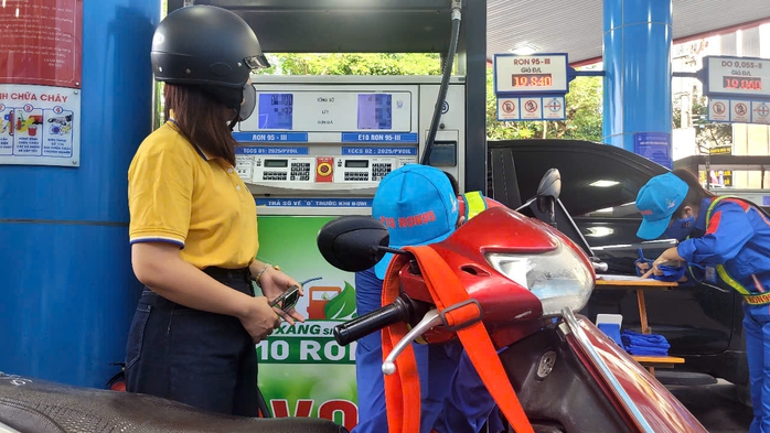 Gi&aacute; xăng dầu tăng 2026 v&agrave; ảnh hưởng đến kinh tế Việt Nam - Ảnh 1.