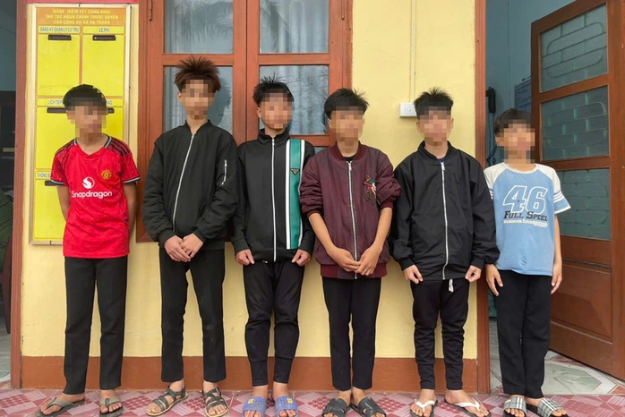 Nhóm thiếu niên ném đá lên cao tốc Bắc - Nam làm vỡ kính 4 xe tải, khai: "chỉ để tiêu khiển" - Ảnh 1.