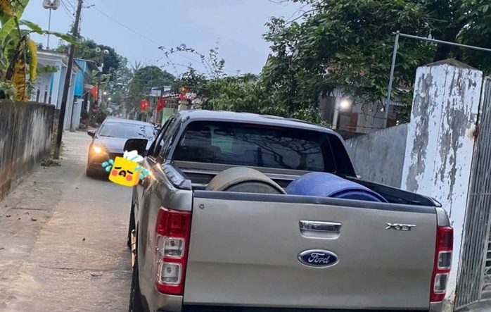 Thông tin mới vụ clip tài xế đậu xe bán tải chiếm hết phần đường bị nhắc nhở còn tranh cãi - Ảnh 1.