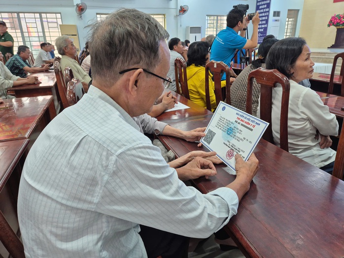TPHCM khẩn trương rà soát cấp thẻ BHYT cho đối tượng tại các phường, xã an toàn khu - Ảnh 1.