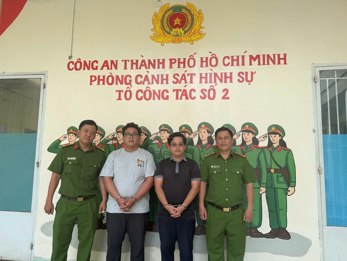 Công an TPHCM bắt khẩn cấp 2 thanh niên lừa đảo cực kỳ tinh vi - Ảnh 1.