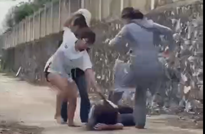 Thông tin mới vụ thiếu nữ mặc áo học sinh bị đánh hội đồng đến bất tỉnh - Ảnh 1.