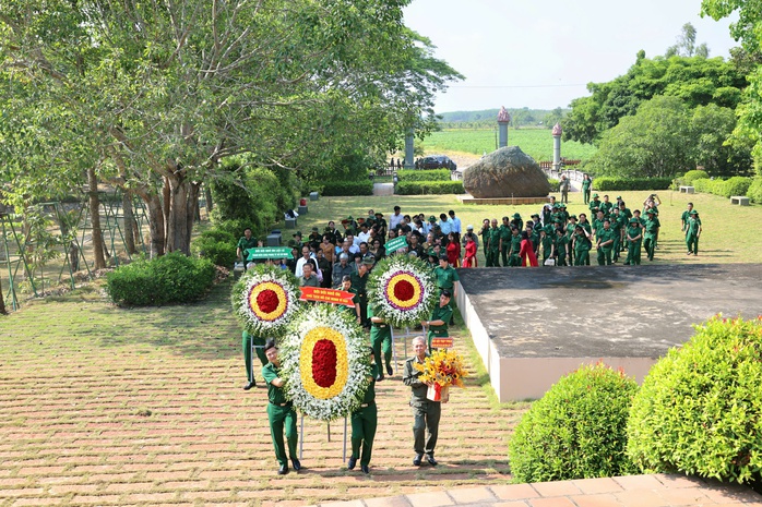 Tưởng nhớ 99 liệt sĩ Thanh ni&ecirc;n xung phong hy sinh tr&ecirc;n chiến trường bi&ecirc;n giới T&acirc;y Nam - Ảnh 1.