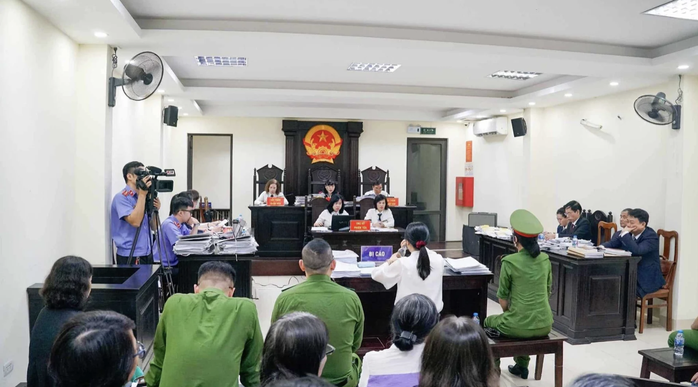 Nữ cựu Hiệu trưởng THCS Ba Đ&igrave;nh hầu t&ograve;a v&igrave; thu tiền học th&ecirc;m tr&aacute;i quy định - Ảnh 1.