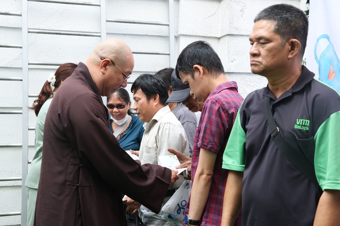 Những phần qu&agrave; ấm &aacute;p nghĩa t&igrave;nh đến người kh&oacute; khăn ở TPHCM - Ảnh 1.