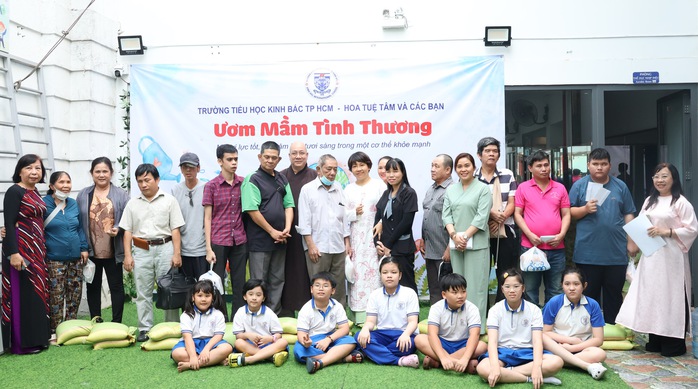 Những phần qu&agrave; ấm &aacute;p nghĩa t&igrave;nh đến người kh&oacute; khăn ở TPHCM - Ảnh 2.