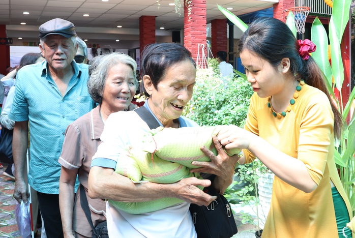 Những phần qu&agrave; ấm &aacute;p nghĩa t&igrave;nh đến người kh&oacute; khăn ở TPHCM - Ảnh 3.