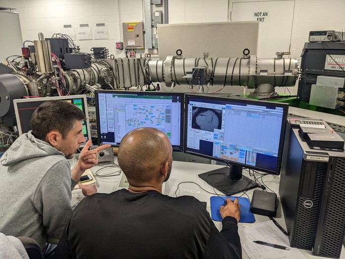 Mở ni&ecirc;m phong sau nửa thế kỷ, mẫu vật từ t&agrave;u NASA g&acirc;y sốc - Ảnh 2.