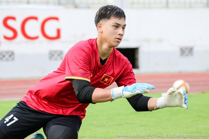 L&agrave;n s&oacute;ng &ldquo;mở cửa&rdquo; của b&oacute;ng đ&aacute; Việt Nam - Ảnh 1.