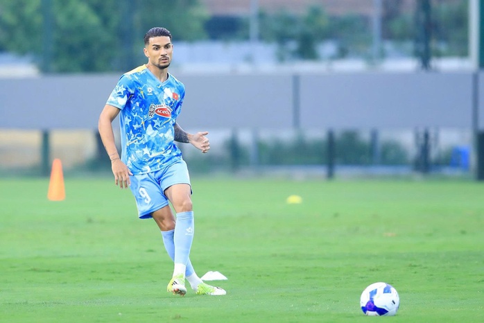 L&agrave;n s&oacute;ng &ldquo;mở cửa&rdquo; của b&oacute;ng đ&aacute; Việt Nam - Ảnh 2.