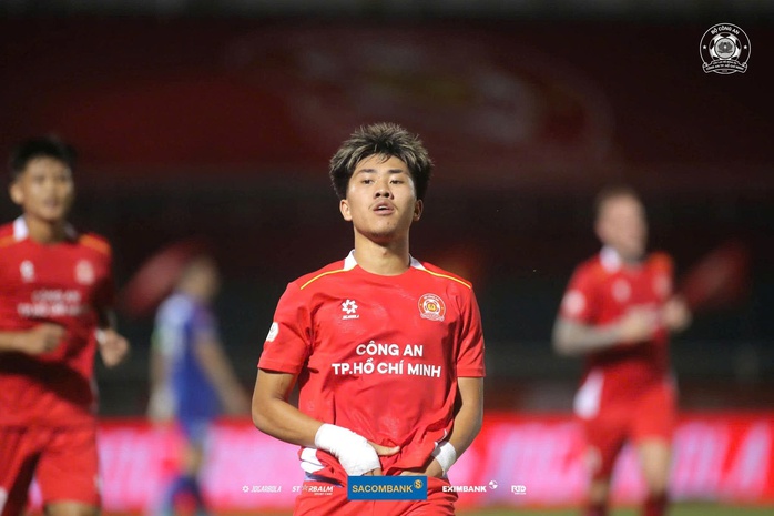 L&agrave;n s&oacute;ng &ldquo;mở cửa&rdquo; của b&oacute;ng đ&aacute; Việt Nam - Ảnh 3.