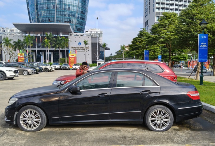 Đấu gi&aacute; xe c&ocirc;ng Đ&agrave; Nẵng: Mercedes - Benz kh&ocirc;ng c&oacute; người mua , nhiều xe tr&uacute;ng gi&aacute; cao - Ảnh 1.