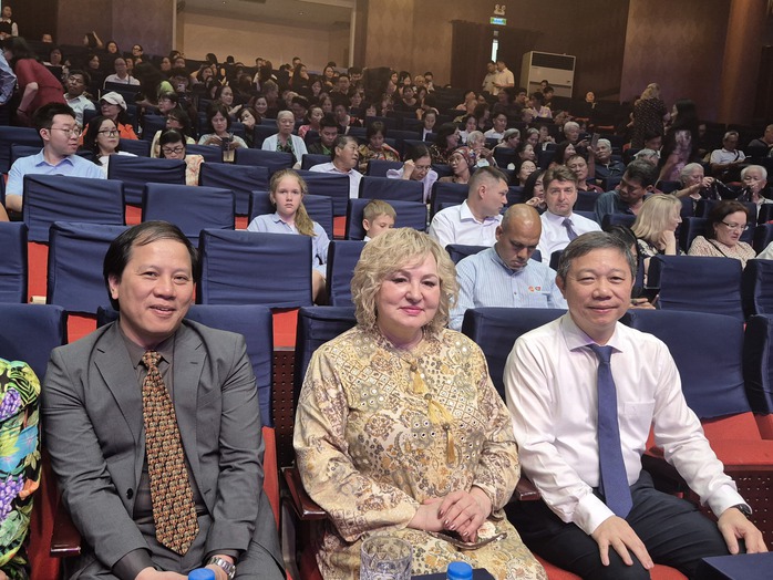 M&atilde;n nh&atilde;n, m&atilde;n nhĩ với hợp xướng v&agrave; vũ điệu Nga - Ảnh 1.