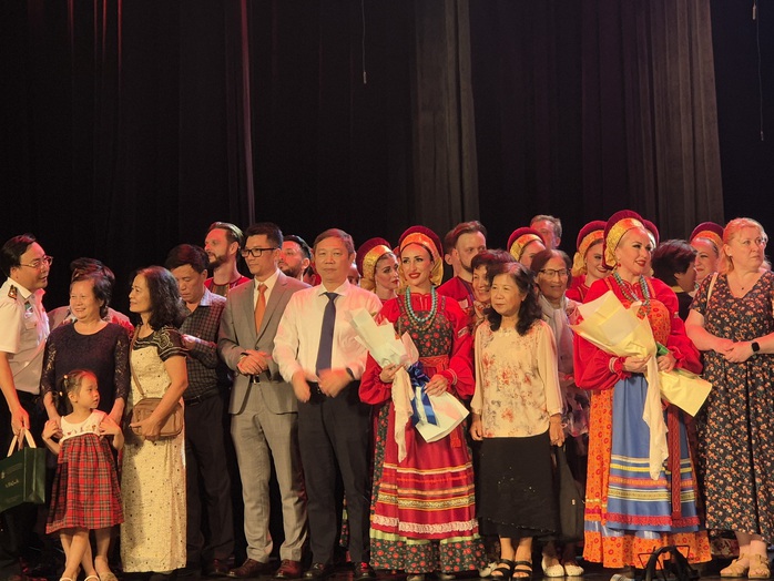 M&atilde;n nh&atilde;n, m&atilde;n nhĩ với hợp xướng v&agrave; vũ điệu Nga - Ảnh 15.