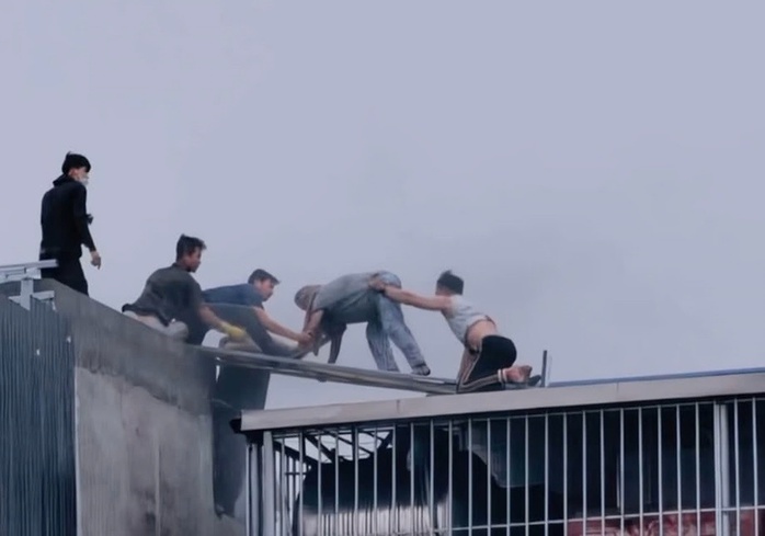 H&agrave;ng x&oacute;m qu&ecirc;n m&igrave;nh gi&agrave;nh giật sự sống trong đ&aacute;m ch&aacute;y - Ảnh 1.