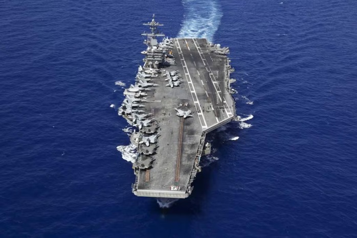 Iran tuy&ecirc;n bố đ&atilde; ph&oacute;ng t&ecirc;n lửa v&agrave;o t&agrave;u s&acirc;n bay USS Abraham Lincoln  - Ảnh 1.