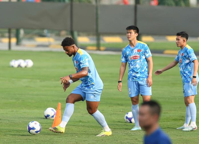 HLV Kim Sang-sik kỳ vọng m&agrave;n tr&igrave;nh diễn của "song s&aacute;t" Ho&agrave;ng H&ecirc;n - Xu&acirc;n Son - Ảnh 2.