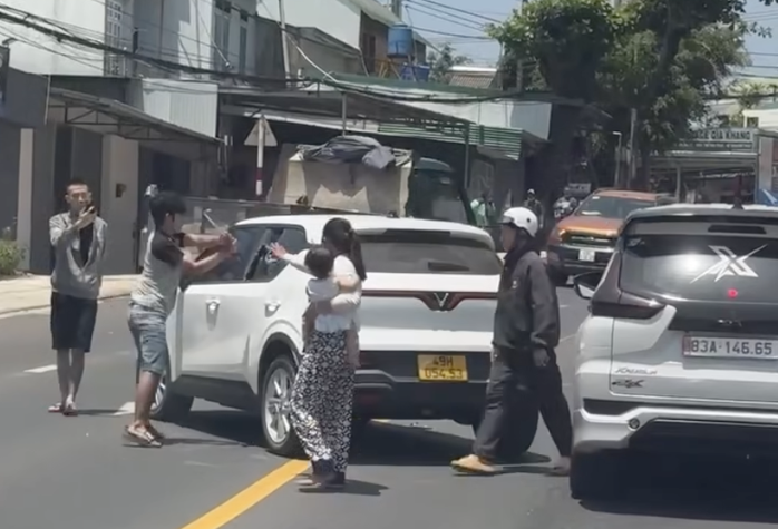 Bảo Lộc: Nam thanh ni&ecirc;n đập ph&aacute; taxi giữa đường v&igrave; m&acirc;u thuẫn với&hellip; vợ - Ảnh 1.