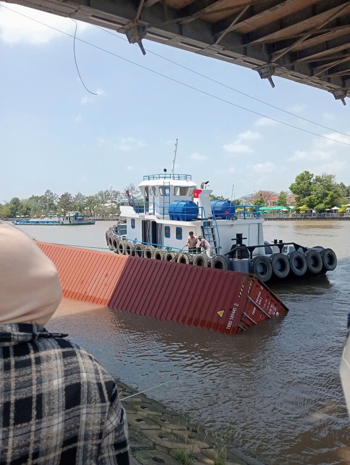 Vụ container rơi xuống k&ecirc;nh Chợ Gạo: Phạt thuyền trường 6 triệu đồng - Ảnh 1.