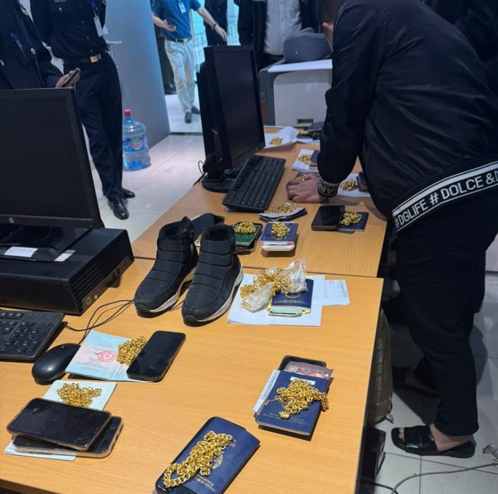 Ph&aacute;t hiện nh&oacute;m bu&ocirc;n lậu v&agrave;ng gần 7 kg từ H&agrave;n Quốc về Việt Nam năm 2026 - Ảnh 2.