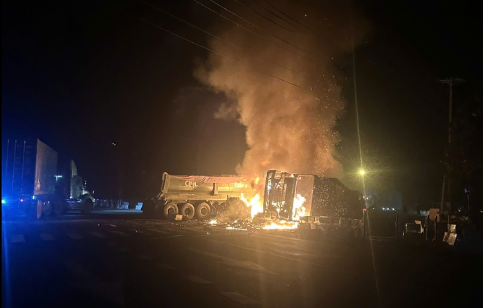 Xe tải va chạm khiến container bốc ch&aacute;y dữ dội tại TP . HCM - Ảnh 1.