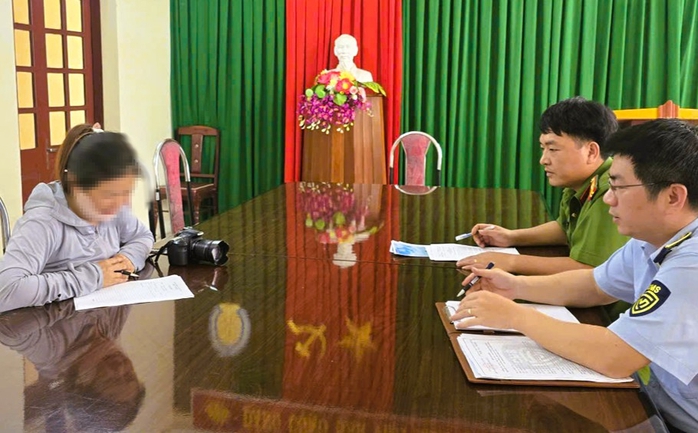 Xử phạt thợ chụp ảnh tung chi&ecirc;u tr&ograve; "chặt ch&eacute;m" kh&aacute;ch du lịch ở Sầm Sơn - Ảnh 2.