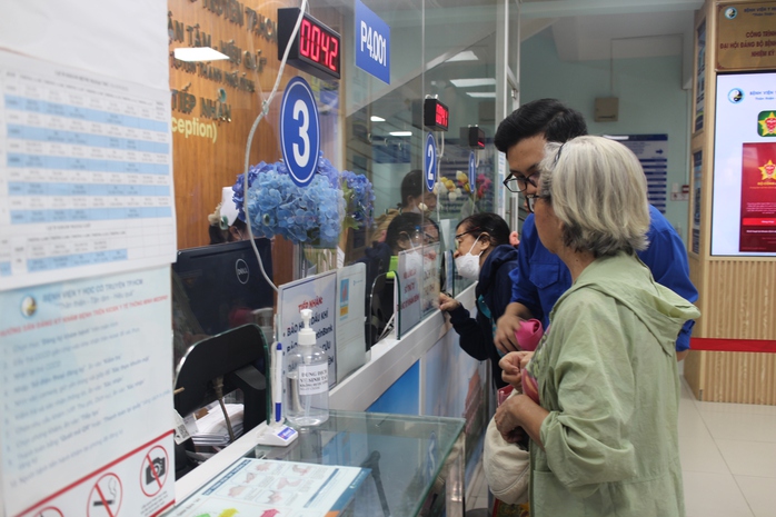 Kh&ocirc;ng được y&ecirc;u cầu nộp thẻ BHYT giấy khi &aacute;p dụng điện tử - Ảnh 1.