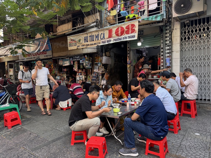 Chủ qu&aacute;n phở ở TPHCM quyết kh&ocirc;ng tăng gi&aacute; D&ugrave; gas tăng gi&aacute; cao năm 2026 - Ảnh 3.