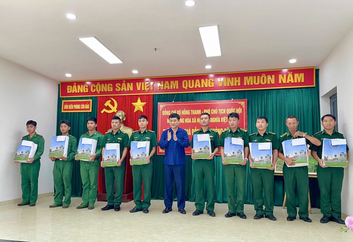 Ph&oacute; Chủ tịch Quốc hội Vũ Hồng Thanh thăm Đồn Bi&ecirc;n ph&ograve;ng C&ocirc;n Đảo năm 2026 - Ảnh 2.