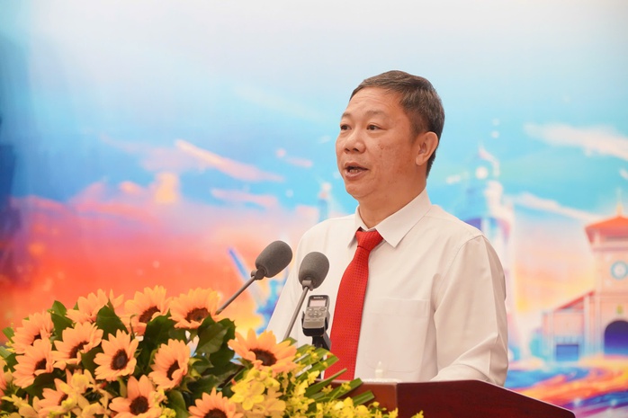 Dương Anh Đức nhận nhiệm vụ Chủ tịch Hội đồng L&yacute; luận , ph&ecirc; b&igrave;nh văn học TPHCM - Ảnh 1.