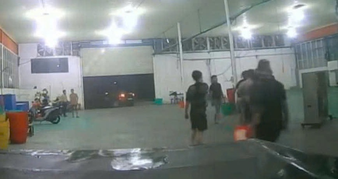 Vụ thanh ni&ecirc;n rượt đuổi thương l&aacute;i mua sầu ri&ecirc;ng Kinh ho&agrave;ng ở Đồng Th&aacute;p - Ảnh 1.